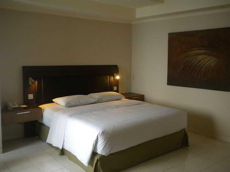 Urbanview Hotel Taman Suci Denpasar Bali Quarto foto