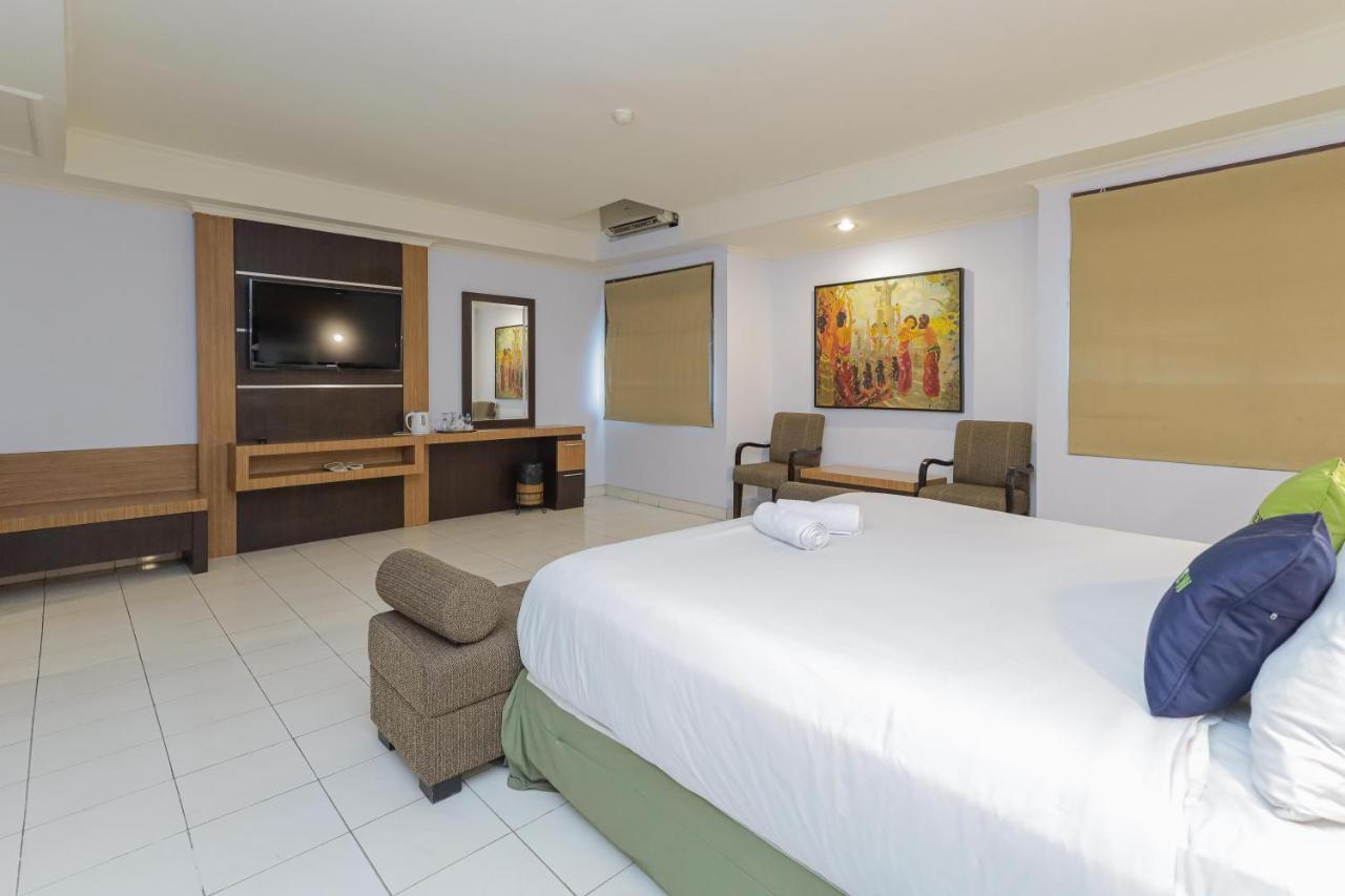Urbanview Hotel Taman Suci Denpasar Bali Exterior foto