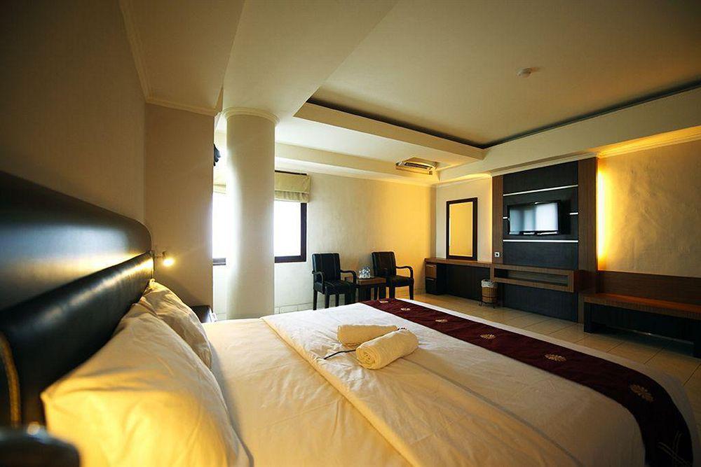 Urbanview Hotel Taman Suci Denpasar Bali Quarto foto