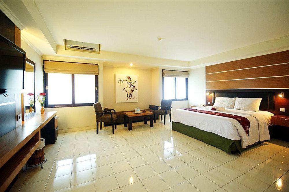 Urbanview Hotel Taman Suci Denpasar Bali Quarto foto